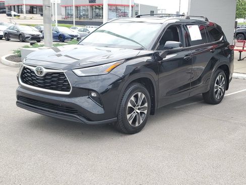 Used 2022 Toyota Highlander XLE AWD/4WD image 2