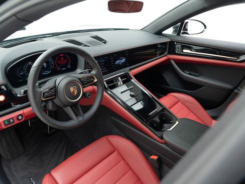 Certified 2025 Porsche Panamera image 4