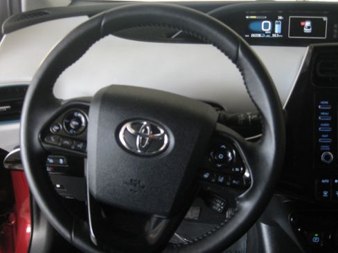 Used 2021 Toyota Prius XLE w/ Advanced Technology Package image 12
