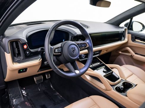 Certified 2025 Porsche Cayenne Turbo AWD/4WD image 4