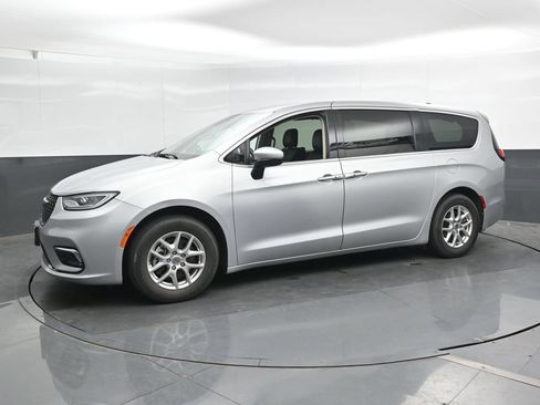 Used 2023 Chrysler Pacifica Touring-L FWD image 7