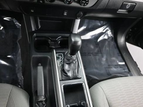 Used 2016 Toyota Tacoma SR5 w/ SR5 Appearance Package (SN) AWD/4WD image 16