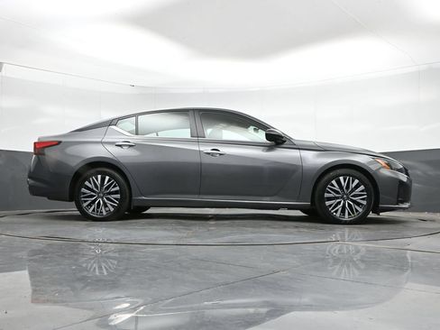 Used 2025 Nissan Altima 2.5 SV FWD image 40