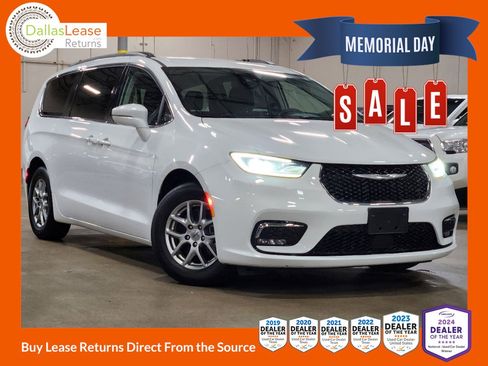 Used 2021 Chrysler Pacifica Touring FWD image 1