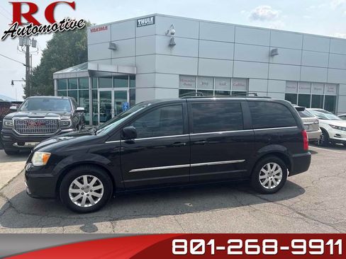 Used 2014 Chrysler Town & Country Touring FWD image 1