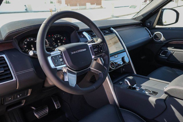 Certified 2025 Land Rover Discovery Dynamic SE AWD/4WD image 20