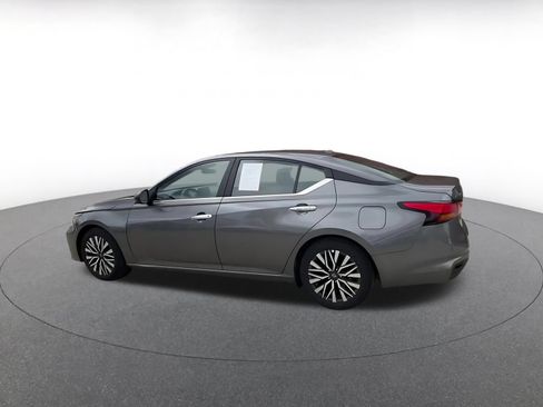 Used 2025 Nissan Altima 2.5 SV FWD image 9