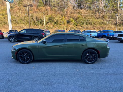 Used 2022 Dodge Charger SXT w/ Blacktop Package image 2