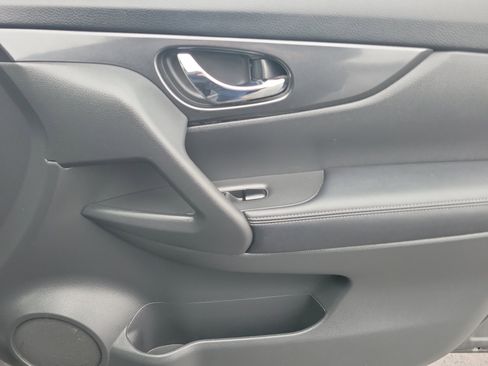 Used 2018 Nissan Rogue SV w/ Premium Package image 31