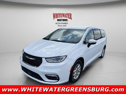 Used 2023 Chrysler Pacifica Touring-L FWD image 1