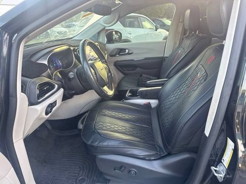 Used 2022 Chrysler Pacifica Touring-L w/ Uconnect Theater Family Group FWD image 6
