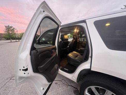 Used 2014 Cadillac Escalade Luxury image 14