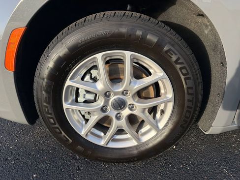 Used 2025 Chrysler Pacifica Select image 25