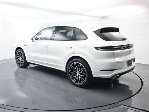 Certified 2025 Porsche Cayenne E-Hybrid w/ Premium Package Plus AWD/4WD image 3