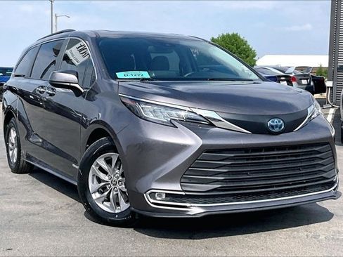 Used 2021 Toyota Sienna XLE FWD image 3