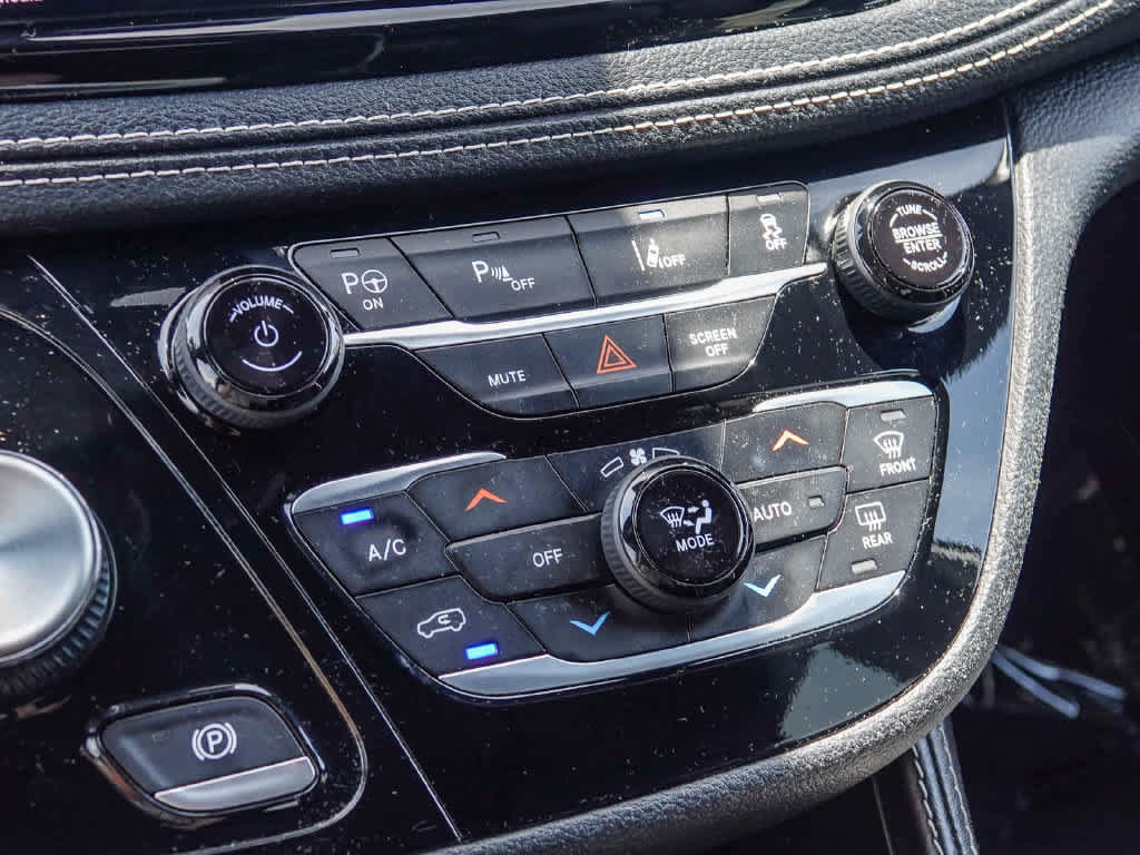 Used 2024 Chrysler Pacifica Premium FWD image 21