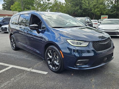 Used 2025 Chrysler Pacifica Limited FWD image 1