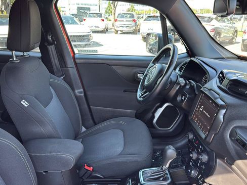 Used 2021 Jeep Renegade Latitude w/ Luxury Group II AWD/4WD image 18