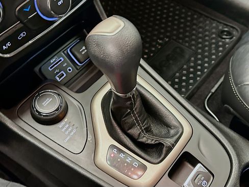 Used 2017 Jeep Cherokee Latitude w/ True North Edition AWD/4WD image 25