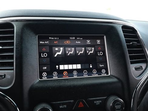 Used 2020 Jeep Grand Cherokee Laredo RWD image 16