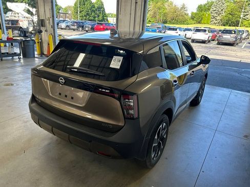 Used 2025 Nissan Kicks SV AWD/4WD image 7