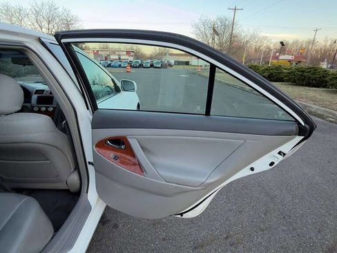 Used 2011 Toyota Camry LE image 28