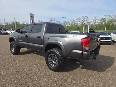 Used 2017 Toyota Tacoma TRD Sport w/ Tow Package (A/T) image 5