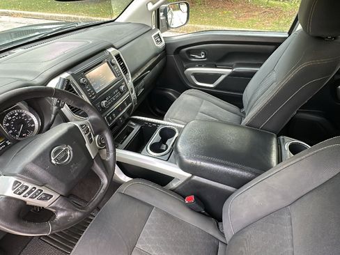 Used 2018 Nissan Titan SV w/ SV Convenience Package image 22