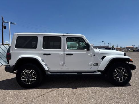 Used 2026 Jeep Wrangler Unlimited Sahara AWD/4WD image 6