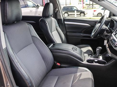 Used 2018 Toyota Highlander Plus FWD image 16