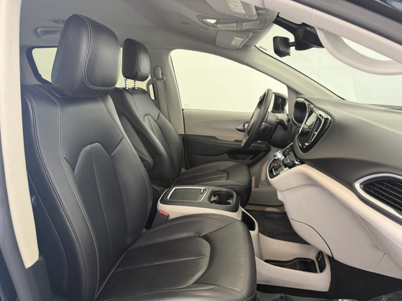 Used 2024 Chrysler Pacifica Touring-L FWD image 10