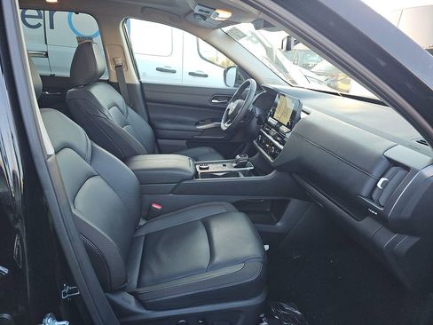 Certified 2025 Nissan Pathfinder SL w/ SL Premium Package image 8