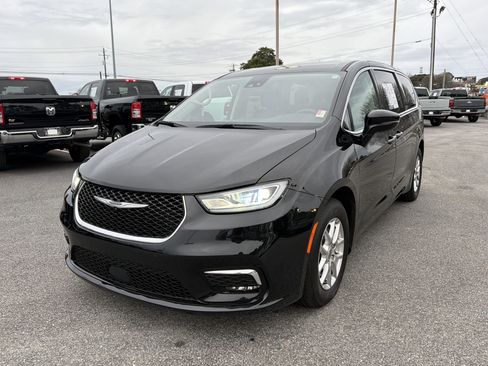 Used 2024 Chrysler Pacifica Touring-L image 2