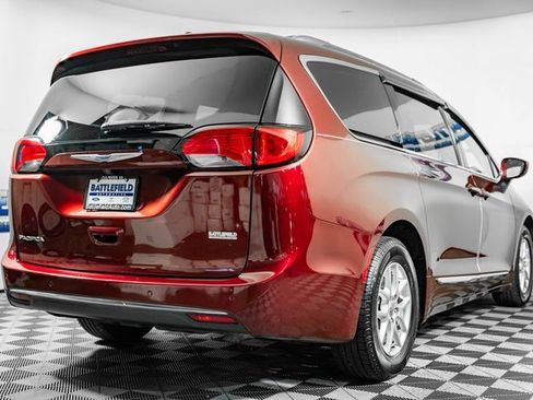 Used 2020 Chrysler Pacifica Touring-L image 6