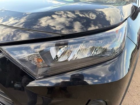 Used 2022 Toyota RAV4 LE AWD/4WD image 10