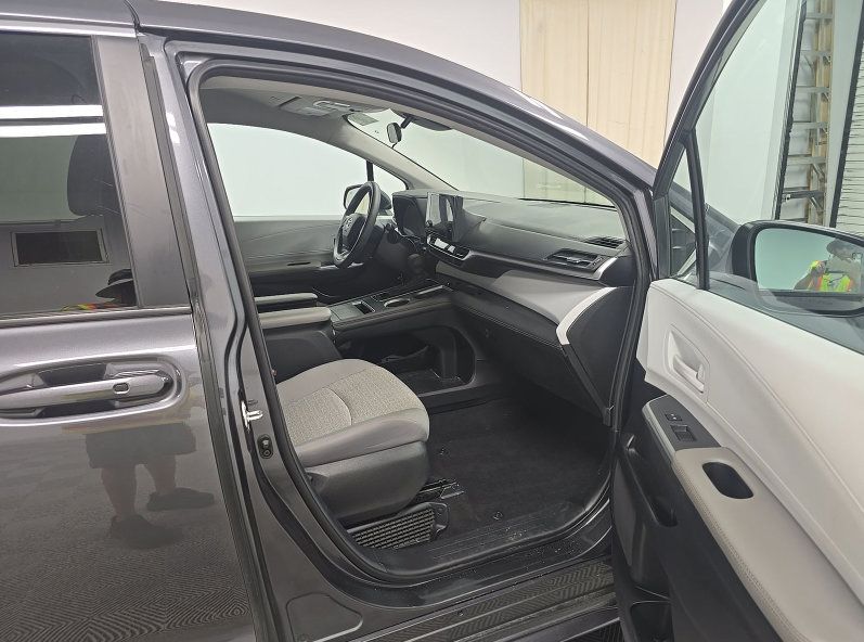 Used 2025 Toyota Sienna LE FWD image 12