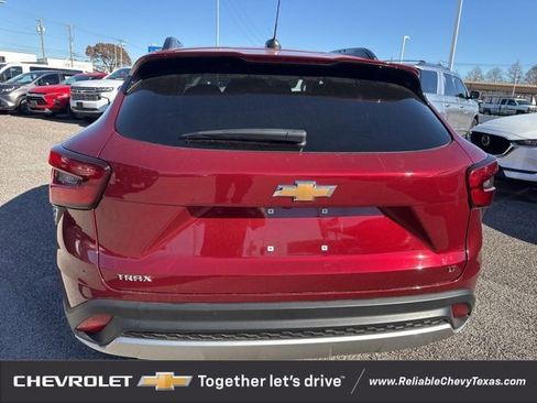 Certified 2025 Chevrolet Trax LT w/ LT Convenience Package image 8