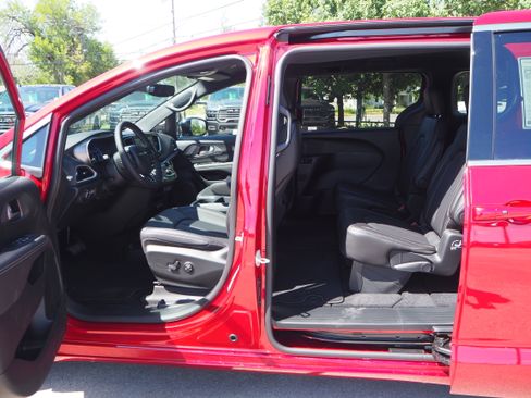 New 2025 Chrysler Voyager LX image 12