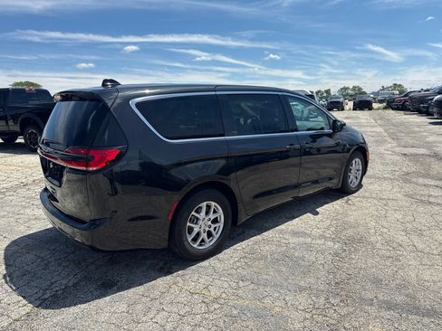 Used 2023 Chrysler Pacifica Touring-L FWD image 6
