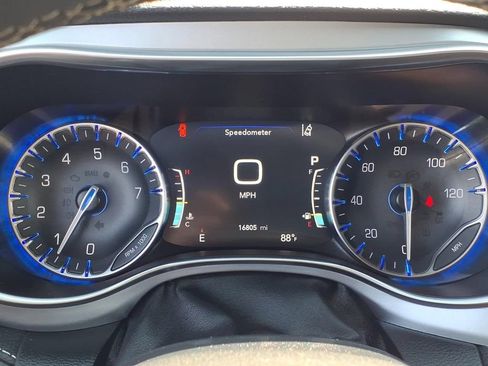 Certified 2025 Chrysler Pacifica Limited FWD image 6
