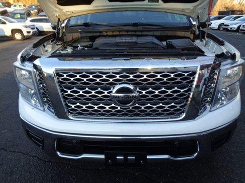 Used 2018 Nissan Titan SV w/ SV Convenience Package image 25