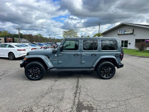 Used 2024 Jeep Wrangler Sahara w/ Technology Group AWD/4WD image 4