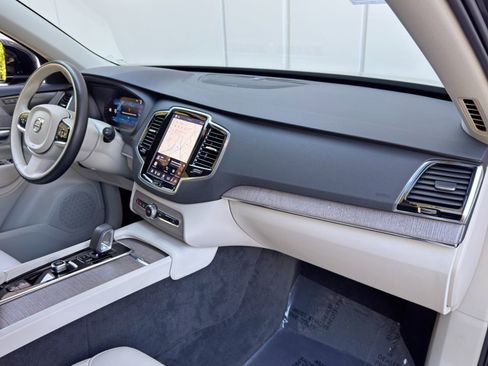 Used 2023 Volvo XC90 B6 Plus image 14