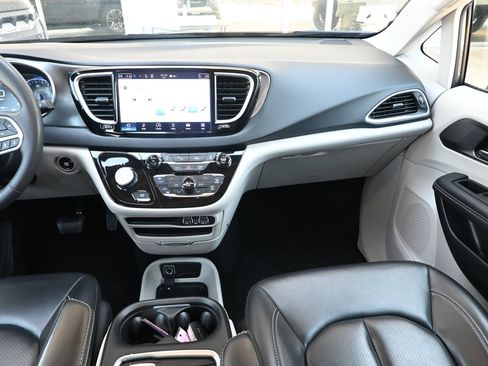 Used 2023 Chrysler Pacifica Touring-L FWD image 21