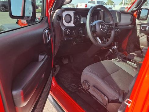 Used 2024 Jeep Wrangler Unlimited image 5