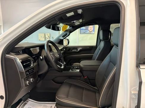 Used 2025 GMC Yukon Elevation w/ LPO, Elevation Black Package AWD/4WD image 15