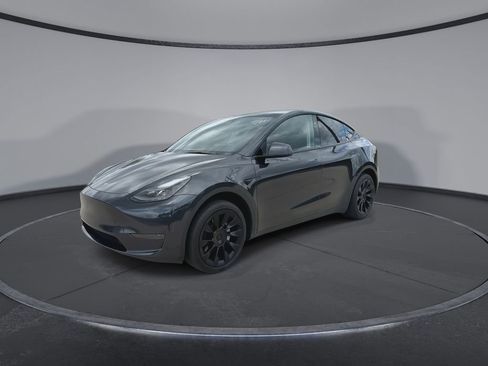 Used 2024 Tesla Model Y 2WD image 3