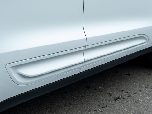 Certified 2025 Porsche Macan image 38