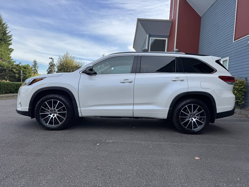 Used 2017 Toyota Highlander SE AWD/4WD image 5