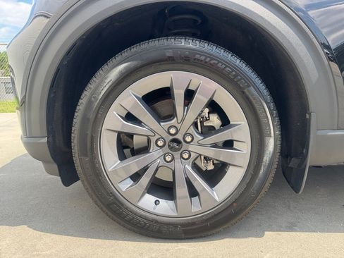 Used 2022 Ford Explorer XLT w/ Equipment Group 202A AWD/4WD image 31